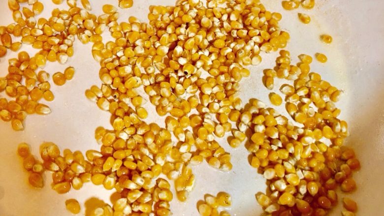 焦糖爆米花,黄油融化后倒入玉米粒拌均匀。