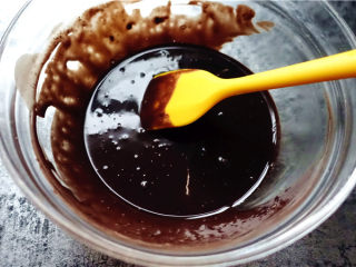 网红脏脏包,开始制作巧克力甘纳许:将鲜奶油和巧克力放入一个可微波炉的玻璃碗中加热2分钟,取出后先不要搅拌,就这样室温静置五到十分钟。