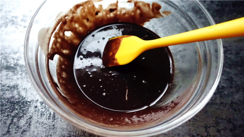 网红脏脏包,开始制作巧克力甘纳许:将鲜奶油和巧克力放入一个可微波炉的玻璃碗中加热2分钟,取出后先不要搅拌,就这样室温静置五到十分钟。