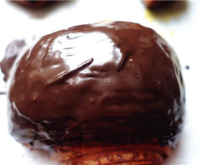 网红脏脏包,随后再用刮刀搅拌均匀,就成为光滑的巧克力甘纳许，将巧克力甘纳许刷在面包上面。