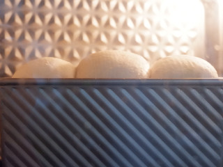波兰种北海道牛奶吐司,烤箱预热，上火180℃，下火190℃，最底层，45分钟。