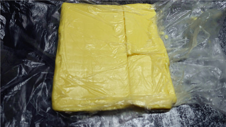 网红脏脏包,.将130克裹入用黄油切成片，整齐的码入小号保鲜袋中。