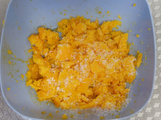 鸭蛋黄年糕,加入1勺砂糖拌匀。