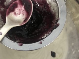 蓝莓酸奶慕斯,蓝莓果酱过筛，加入淡奶油里
