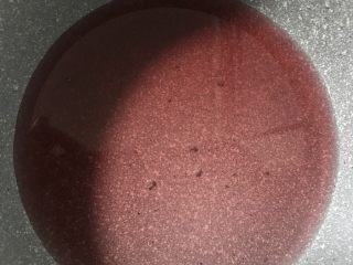 蓝莓酸奶慕斯,这时制作镜面：蓝莓汁倒进锅里微微加热
