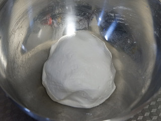 鸭蛋黄年糕,根据糯米粉的吸水性，适当调整水量，揉成不粘手的面团即可