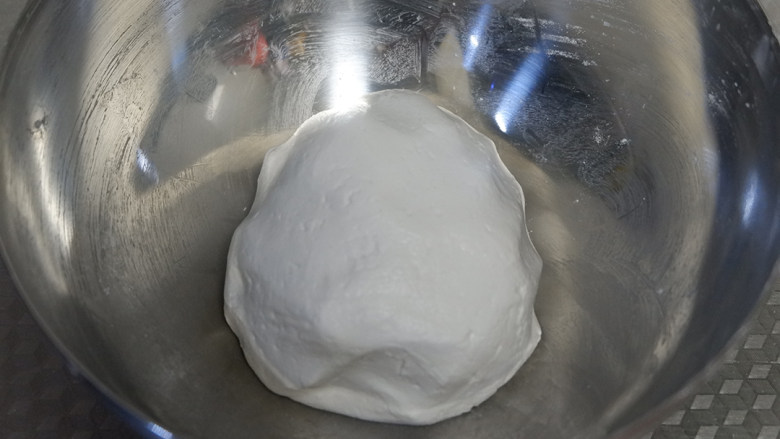 鸭蛋黄年糕,根据糯米粉的吸水性，适当调整水量，揉成不粘手的面团即可