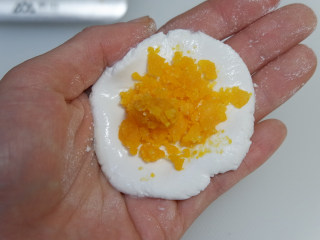 鸭蛋黄年糕, 挖一勺蛋黄，大概6.7克吧