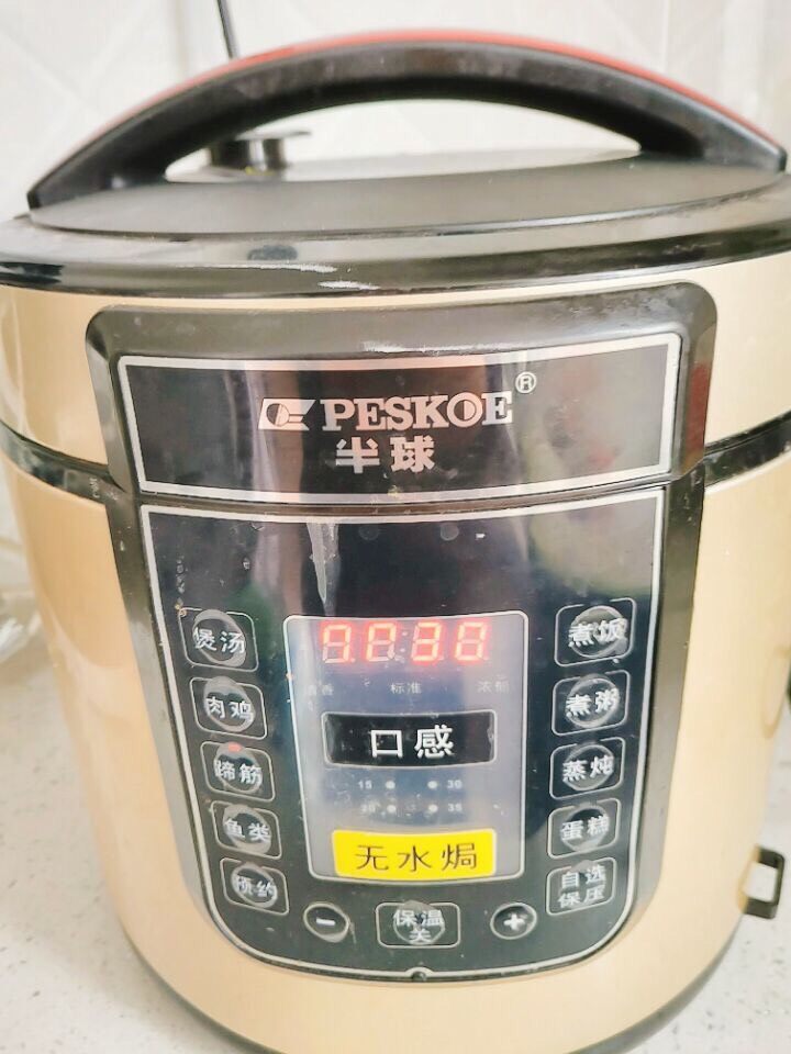 炖烧香辣排骨,高压锅的内胆加水放上蒸架，把腌制好的排骨，连着盘子一起放进去，炖30分钟。