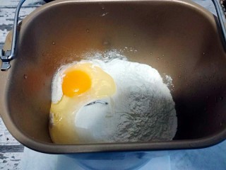 馓子,再把鸡蛋放入面粉中。