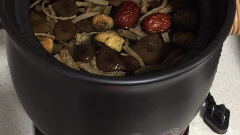 双菇排骨汤,加入莫过材料的净水，老火汤键煮两个小时