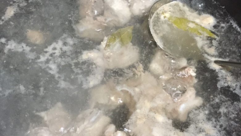 双菇排骨汤,沸水煮开撇去浮沫
