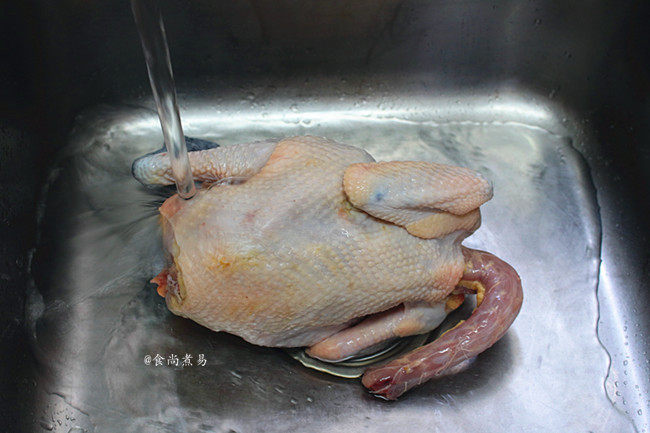 脆皮白切鸡,搓干净鸡身上的细毛和污垢，取出黏在鸡腹中的淤血和鸡肺，切去鸡屁股及周围的肥油，鸡头也不要，洗净沥干水
