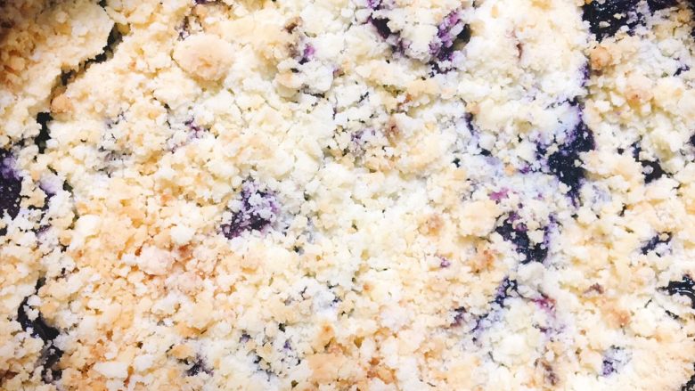 蓝莓（水果）酥粒,放入烤箱中层，180℃，烤30分钟。
冷却到室温脱模！！一定要冷却到室温！！！不然容易散！