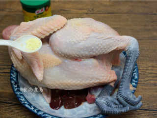 脆皮白切鸡,鸡身上撒点盐和鸡粉，两面按摩均匀