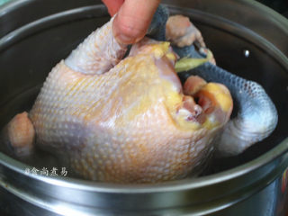 脆皮白切鸡,水沸腾时，将整只鸡放入锅中，不用遮盖