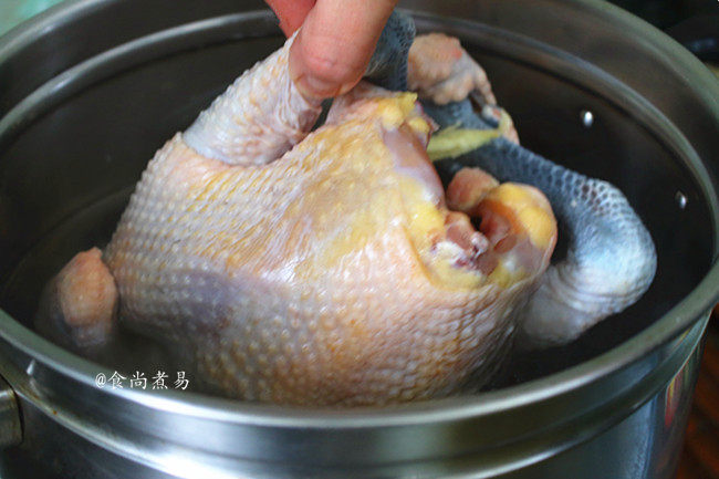 脆皮白切鸡,水沸腾时，将整只鸡放入锅中，不用遮盖