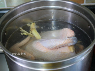 脆皮白切鸡,大火煮15分钟，中途翻一下面，保证整只鸡接触到汤汁