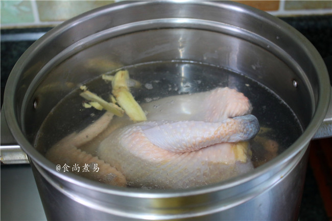 脆皮白切鸡,大火煮15分钟，中途翻一下面，保证整只鸡接触到汤汁