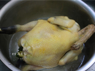 脆皮白切鸡,将鸡放在冰水里浸泡20秒，快速捞起，沥干斩块即可