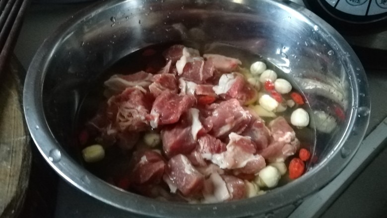 当归山药羊肉汤～冬季滋补佳品,羊肉，姜放入盆里