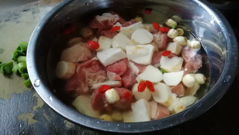 当归山药羊肉汤～冬季滋补佳品,山药放入盆里，加一小勺盐