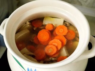 香菇鸡汤,20分钟之后加入胡萝卜，再继续煲10分钟，煲汤时间共计1小时，出锅前加入适量食盐提味；