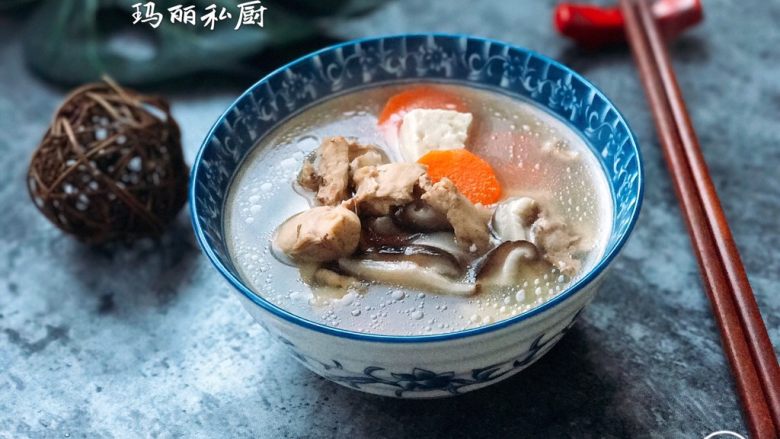 香菇鸡汤,一碗香气扑鼻的香菇鸡汤端给你爱的家人，外面天寒地冻，心里春暖花开。