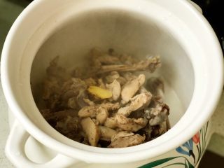 香菇鸡汤,鸡骨和鸡肉捞出放进煲汤砂锅，加鲜姜片；