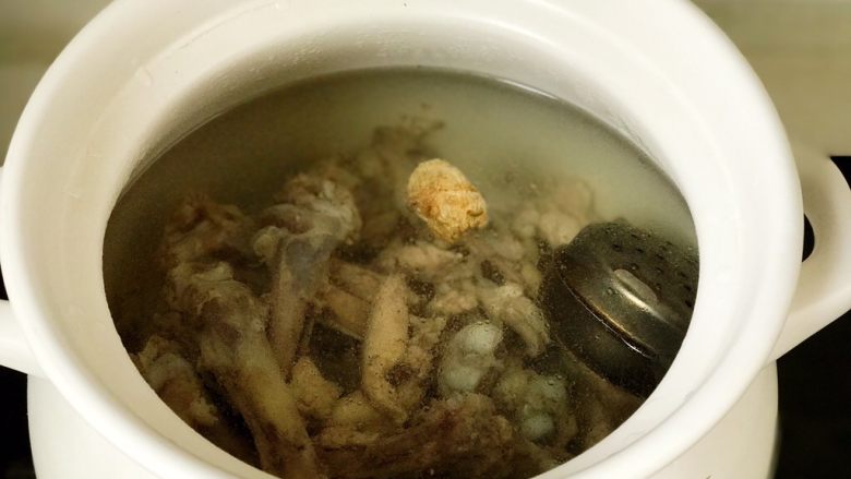 香菇鸡汤,调料盒入砂锅，倒热水没过食材，开中火，煮沸后转小火加盖煲汤；