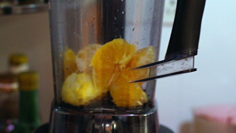橙香龙骨,将橙子剥出橙肉，放料理机打出橙汁。