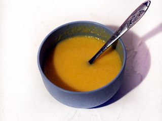 橙香龙骨,加一汤匙糖入橙汁搅匀，静置10分钟。