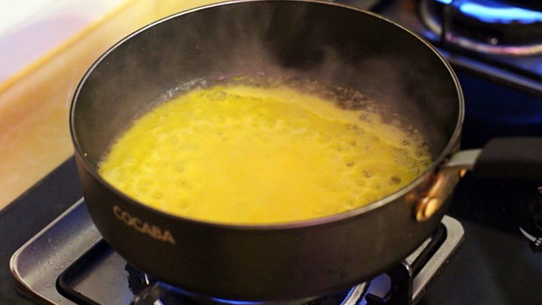 橙香龙骨,锅内放少许色拉油，微热后倒入橙汁。