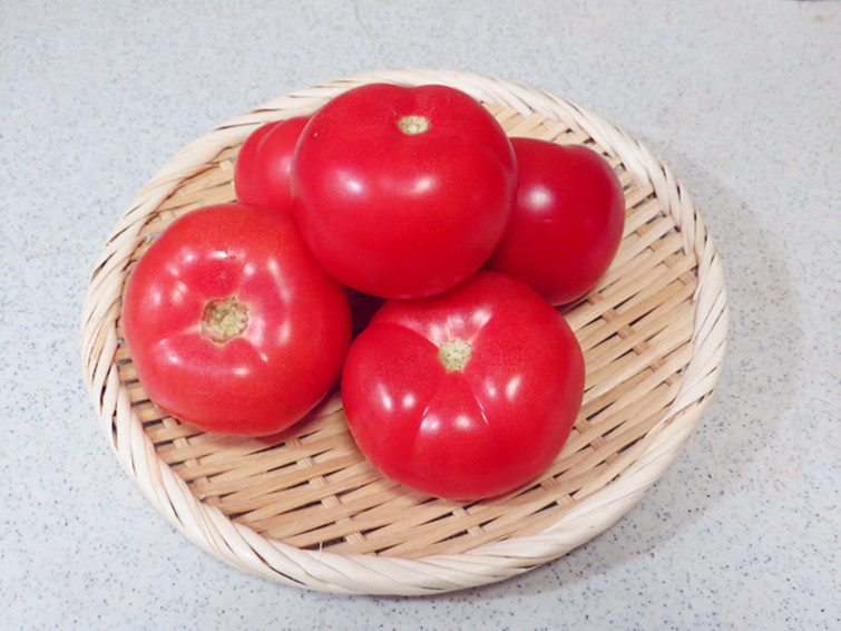 年味。【普罗旺斯番茄炖烤牛肋排】 ,番茄洗净