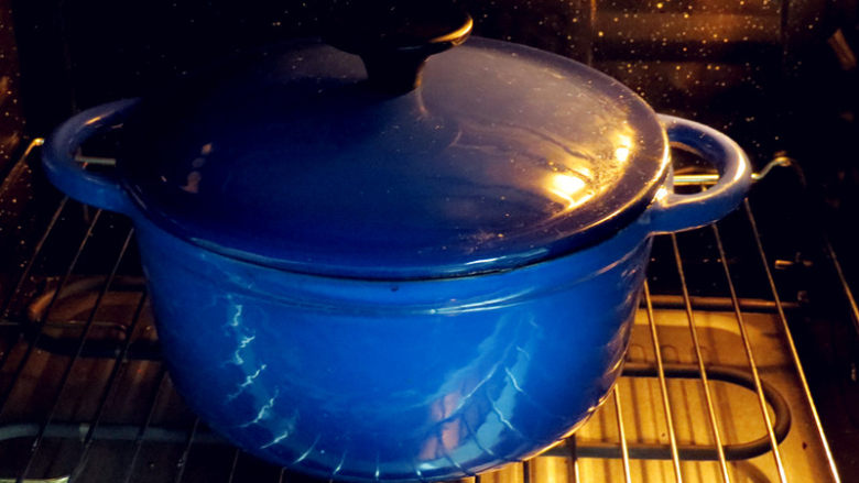 年味。【普罗旺斯番茄炖烤牛肋排】 ,最后，盖上盖子，整锅入预热好的烤箱进行炖烤。温度调至160度，中层，上下火，烤制90分钟
