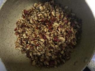 低脂养生红枣蛋糕,切碎的红枣，放入锅中