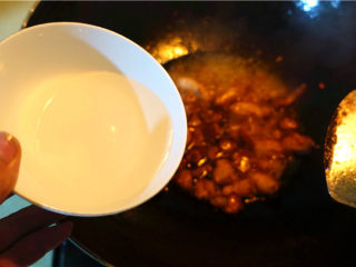 茄子甜椒烧五花肉,加入半小碗清水。大火烧开转小火。