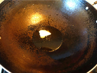 茄子甜椒烧五花肉,锅里放适量混合油。烧至7成热。