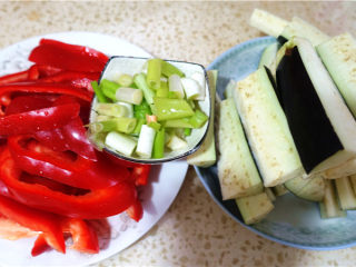茄子甜椒烧五花肉,将蔬菜洗净，切好。