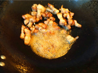 茄子甜椒烧五花肉,将五花肉推到锅边，放一大勺豆瓣酱在底油里炒香。
