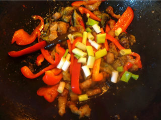 茄子甜椒烧五花肉,甜椒断生，放入适量盐味精，葱节，起锅。