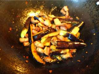 茄子甜椒烧五花肉,中途要翻锅两次。烧至茄子变蔫，出水。