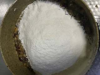 低脂养生红枣蛋糕,筛入低筋面粉和泡打粉搅拌均匀