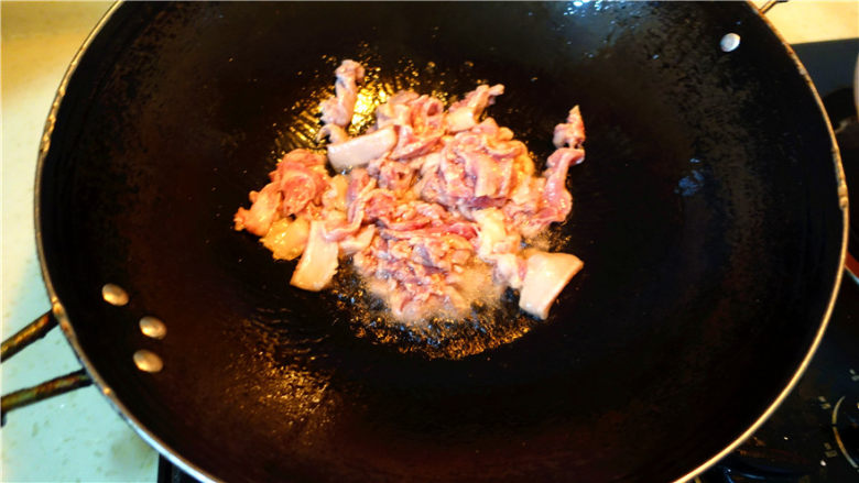 香菇大蒜炒肉,将肉片放入锅里，翻炒。