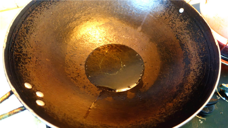 香菇大蒜炒肉,锅里放入适量植物油，烧至7成热。