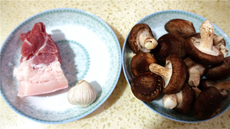 香菇大蒜炒肉,材料准备。