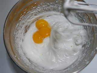 可可戚风纸杯蛋糕（适合裱花的蛋糕）,直接将蛋黄加入打发好的蛋白中。