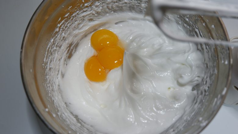 可可戚风纸杯蛋糕（适合裱花的蛋糕）,直接将蛋黄加入打发好的蛋白中。