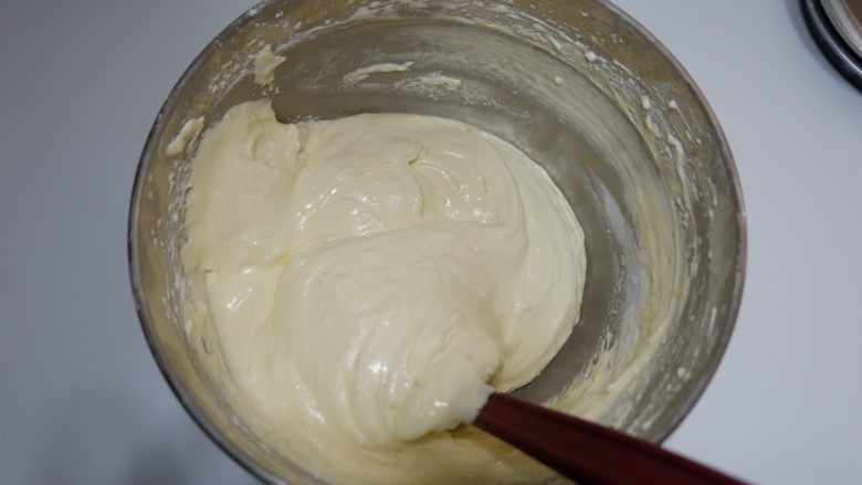 可可戚风纸杯蛋糕（适合裱花的蛋糕）,用刮刀兜底刮盆边，就像图中这样，翻拌至看不到干粉的状态即可。