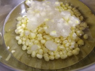 冬日里的小甜蜜✿火龙果沙拉,玉米粒我用的是冷冻的，放入水中泡一会，
